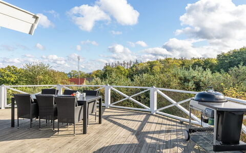 Tjelle - 300M from the Sea: Dak, Huis, Deur, Verblijf, Schaduw, Siding, Werf, Landgoed, Backyard
