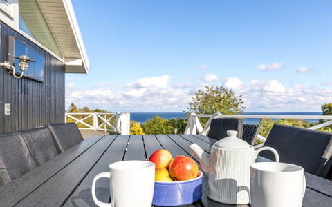 Tjelle - 300M from the Sea: Dak, Huis, Deur, Verblijf, Schaduw, Siding, Werf, Landgoed, Backyard