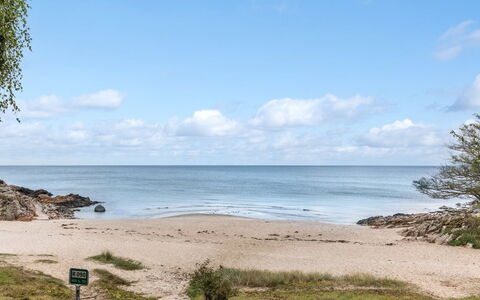 Tjelle - 300M from the Sea: Dak, Huis, Deur, Verblijf, Schaduw, Siding, Werf, Landgoed, Backyard