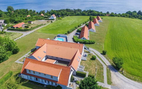 Hunter - 400M from the Sea: Hout, Huis, Verblijf, Huis, Dak, Landelijk Gebied, Siding, Blokhut, Garden Gebouwen, Hardwood