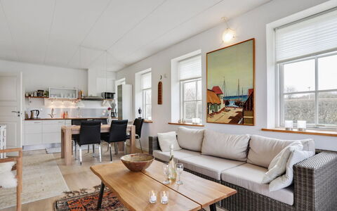 Hunter - 400M from the Sea: Hout, Huis, Verblijf, Huis, Dak, Landelijk Gebied, Siding, Blokhut, Garden Gebouwen, Hardwood