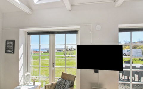 Tinne - 400M from the Sea: Meubilair, Flooring, Verdieping, Interieur Ontwerp, Plafond, Kamer, Stoel, Woonkamer, Daylighting
