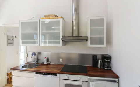 Tinne - 400M from the Sea: Keuken, Countertop, Toestel Van De Keuken, Flooring, Interieur Ontwerp, Cabinetry, Hout, Meubilair, Major Appliance, Verdieping