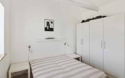 Tinne - 400M from the Sea: Meubilair, Bed, Interieur Ontwerp, Slaapkamer, Muur, Flooring, Verdieping, Bedding, Laken, Hout
