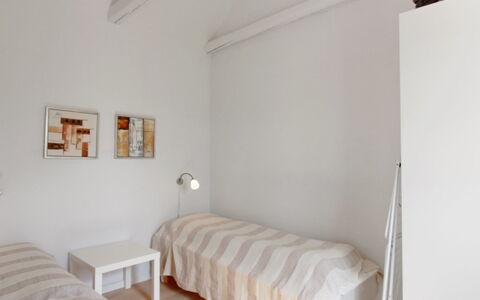 Tinne - 400M from the Sea: Bed, Interieur Ontwerp, Slaapkamer, Flooring, Muur, Verdieping, Meubilair, Hout, Plafond, Laken