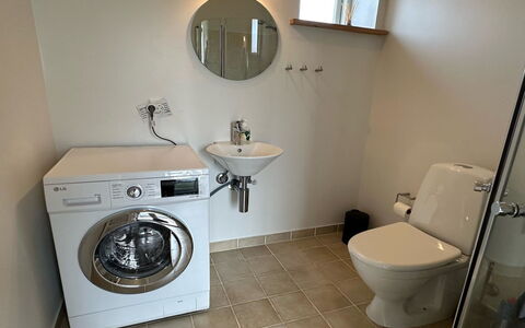 Tinne - 400M from the Sea: Wasmachine, Flooring, Loodgieterswerkinrichting, Verdieping, Interieur Ontwerp, Wastafel, Wasdroger, Wasruimte, Loodgieter, Badkamer