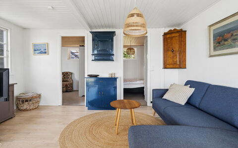 Fabine - 50M from the Sea: Hout, Meubilair, Flooring, Verdieping, Interieur Ontwerp, Huis, Woonkamer, Plafond, Houten Vloer, Kamer