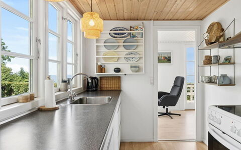 Fabine - 50M from the Sea: Keuken, Interieur Ontwerp, Countertop, Meubilair, Flooring, Hout, Plafond, Toestel Van De Keuken, Cabinetry, Verdieping