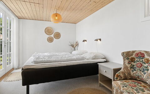 Fabine - 50M from the Sea: Bed, Meubilair, Interieur Ontwerp, Slaapkamer, Muur, Flooring, Verdieping, Hout, Plafond, Bedding
