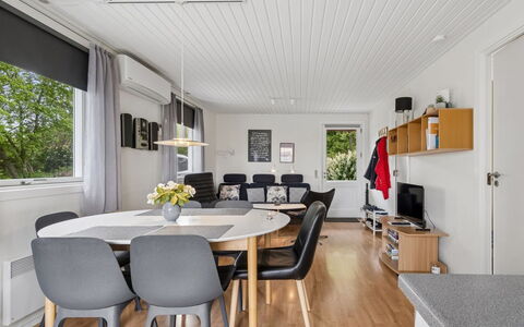 Ebertina - 500M from the Sea: Interieur Ontwerp, Meubilair, Flooring, Hout, Plafond, Verdieping, Huis, Bankstel, Verlichting, Woonkamer