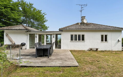 Ensio - 150M from the Sea: Gebouw, Venster, Huis, Dak, Huis, Deur, Woongebied, Verblijf, Land Lot, Landgoed