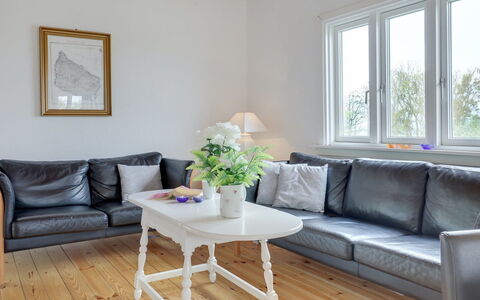 Ensio - 150M from the Sea: Meubilair, Interieur Ontwerp, Bankstel, Flooring, Verdieping, Hout, Woonkamer, Huis, Verlichting, Kamer