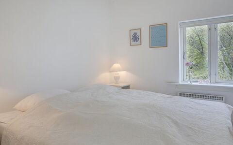 Ensio - 150M from the Sea: Bed, Slaapkamer, Muur, Laken, Bedding, Interieur Ontwerp, Linens, Verdieping, Plafond, Flooring