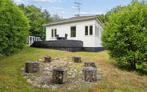 Ensio - 150M from the Sea: Gras, Huis, Struik, Verblijf, Huis, Land Lot, Dak, Tuin, Gazon, Landgoed