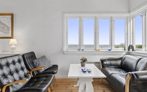 Ensio - 150M from the Sea: Meubilair, Interieur Ontwerp, Flooring, Hout, Verdieping, Plafond, Fotolijst, Bankstel, Woonkamer, Kamer