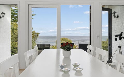 Ensio - 150M from the Sea: Meubilair, Interieur Ontwerp, Tafel, Hout, Flooring, Verdieping, Stoel, Keuken En Eettafel, Plafond, Eetkamer