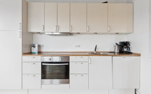 Ensio - 150M from the Sea: Keuken, Toestel Van De Keuken, Flooring, Countertop, Cabinetry, Hout, Meubilair, Interieur Ontwerp, Verdieping, Major Appliance