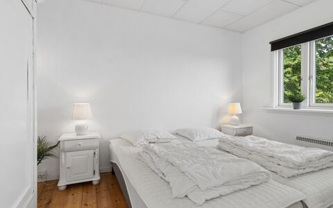 Ensio - 150M from the Sea: Bed, Slaapkamer, Interieur Ontwerp, Bedding, Laken, Plafond, Verdieping, Meubilair, Flooring, Kamer