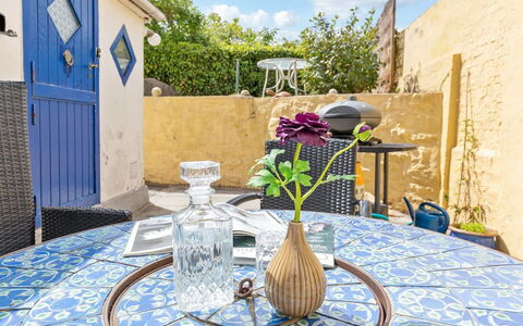 Alea - 200M from the Sea: Dag, Gebouw, Stedelijk Gebied, Grootstedelijk Gebied, Stad, Appartement, Buurt, Metropolis, Wolkenkrabber