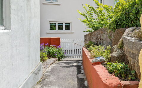 Alea - 200M from the Sea: Dak, Huis, Land Lot, Huis, Verblijf, Landgoed, Garden Gebouwen, Schaduw, Blokhut, Landscaping