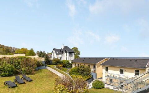Hermann - 100M from the Sea: Gebouw, Huis, Venster, Huis, Dak, Woongebied, Struik, Verblijf, Land Lot