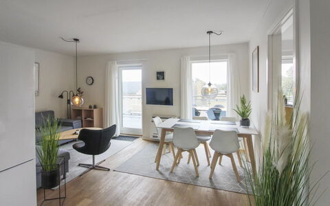 Hermann - 100M from the Sea: Gebouw, Huis, Venster, Huis, Dak, Woongebied, Struik, Verblijf, Land Lot