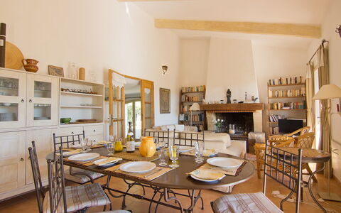 Les Cairnes: Kamer, Eigendom, Meubilair, Interieur Ontwerp, Gebouw, Geel, Eetkamer, Tafel, Huis, Onroerend Goed