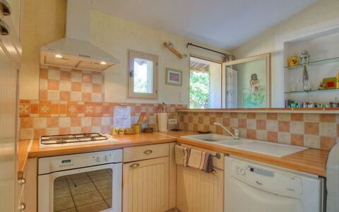 Les Cairnes: Cabinetry, Countertop, Wastafel, Eigendom, Kraan, Gootsteen, Keuken, Hout, Fornuis, Lade