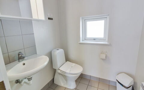 Dilan - 600M from the Sea: Wc Bril, Muur, Toilet, Loodgieterswerkinrichting, Verdieping, Flooring, Badkamer, Loodgieter, Samengesteld Materiaal, Wastafel