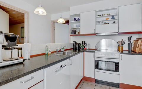 Halldora - 10M from the Sea: Keuken, Toestel Van De Keuken, Countertop, Cabinetry, Major Appliance, Interieur Ontwerp, Meubilair, Flooring, Huishoudapparatuur, Kamer