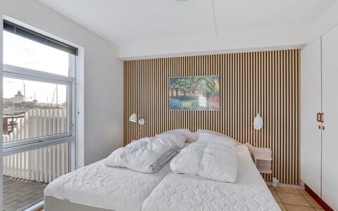 Halldora - 10M from the Sea: Interieur Ontwerp, Verdieping, Flooring, Meubilair, Hout, Plafond, Slaapkamer, Bed, Textiel, Kamer