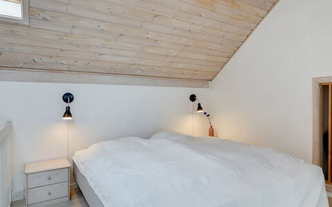 Otis - 10M from the Sea: Slaapkamer, Flooring, Hout, Interieur Ontwerp, Bed, Plafond, Verdieping, Meubilair, Bedding, Laken