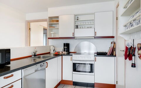 Otis - 10M from the Sea: Keuken, Toestel Van De Keuken, Countertop, Major Appliance, Cabinetry, Interieur Ontwerp, Flooring, Meubilair, Huishoudapparatuur, Fornuis