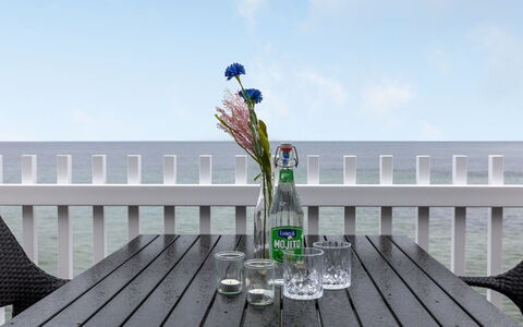 Otis - 10M from the Sea: Meubilair, Buitenmeubels, Tafel, Buitentafel, Stoel, Samengesteld Materiaal, Dek, Hardwood, Balkon, Houten Vloer