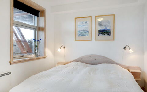 Otis - 10M from the Sea: Bed, Slaapkamer, Interieur Ontwerp, Muur, Laken, Bedding, Verdieping, Hout, Plafond, Meubilair
