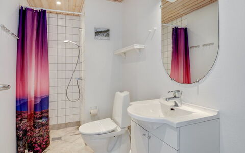 Otis - 10M from the Sea: Flooring, Verdieping, Interieur Ontwerp, Loodgieterswerkinrichting, Plafond, Verlichting, Kamer, Badkamer, Loodgieter, Wastafel