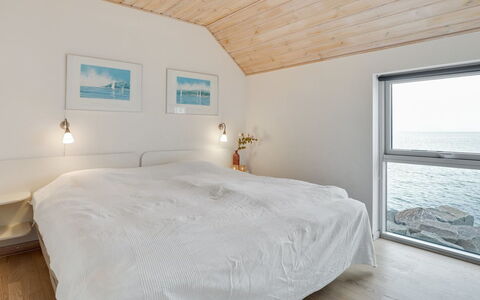 Otis - 10M from the Sea: Hout, Flooring, Verdieping, Slaapkamer, Plafond, Interieur Ontwerp, Bed, Linens, Meubilair, Laken