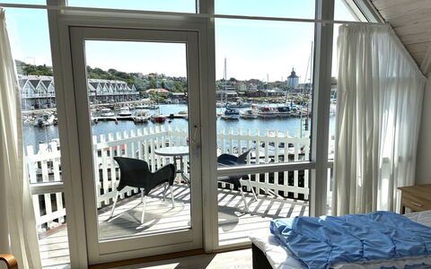 Otis - 10M from the Sea: Appartement, Balkon, Buitenmeubels, Dek, Veranda, Bloempot, Stoel, Kamerplant, Hardwood, Aluminium