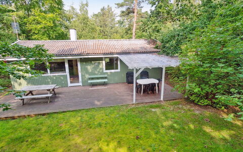 Joske - 250M from the Sea: Gebouw, Huis, Venster, Huis, Dak, Woongebied, Struik, Verblijf, Land Lot