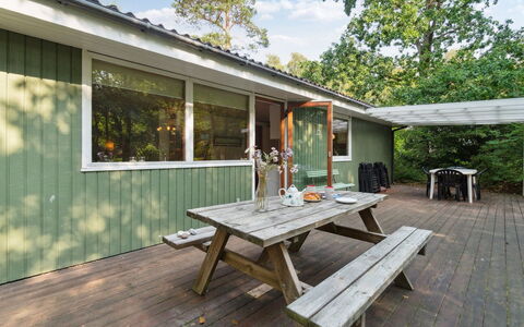Joske - 250M from the Sea: Gebouw, Huis, Venster, Huis, Dak, Woongebied, Struik, Verblijf, Land Lot