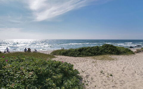 Joske - 250M from the Sea: Gebouw, Huis, Venster, Huis, Dak, Woongebied, Struik, Verblijf, Land Lot