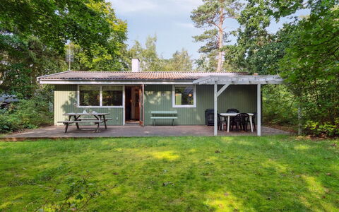 Joske - 250M from the Sea: Gebouw, Huis, Venster, Huis, Dak, Woongebied, Struik, Verblijf, Land Lot