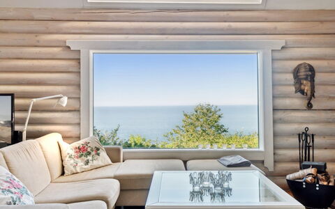 Heli - 200M from the Sea: Meubilair, Interieur Ontwerp, Hout, Flooring, Verdieping, Kamer, Woonkamer, Bankstel, Plafond, Hardwood
