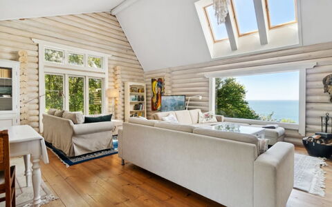 Heli - 200M from the Sea: Hout, Verblijf, Huis, Plafond, Woonkamer, Bankstel, Hardwood, Houten Vloer, Blokhut