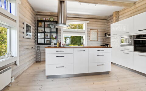 Heli - 200M from the Sea: Keuken, Flooring, Hout, Countertop, Interieur Ontwerp, Cabinetry, Houten Vloer, Verdieping, Meubilair, Huis