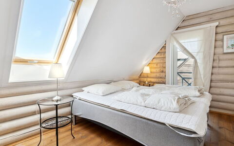 Heli - 200M from the Sea: Hout, Slaapkamer, Interieur Ontwerp, Bed, Verdieping, Plafond, Bedding, Linens, Laken, Zolder