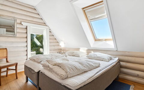 Heli - 200M from the Sea: Hout, Slaapkamer, Bed, Meubilair, Bedding, Laken, Linens, Hardwood, Bed Frame, Plafond