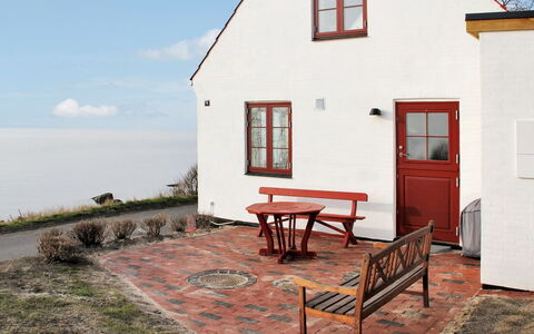 Uschi - 15M from the Sea: Gebouw, Huis, Venster, Huis, Dak, Woongebied, Struik, Verblijf, Land Lot