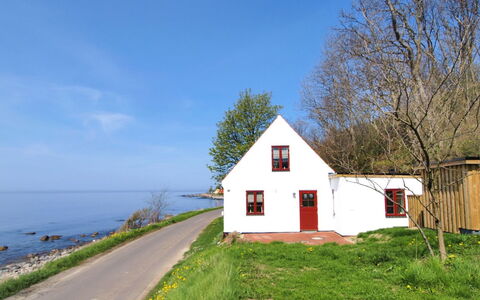 Uschi - 15M from the Sea: Gebouw, Huis, Venster, Huis, Dak, Woongebied, Struik, Verblijf, Land Lot