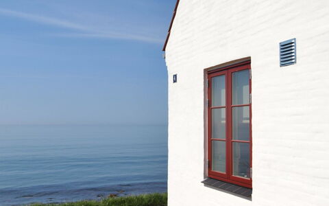 Uschi - 15M from the Sea: Gebouw, Huis, Venster, Huis, Dak, Woongebied, Struik, Verblijf, Land Lot